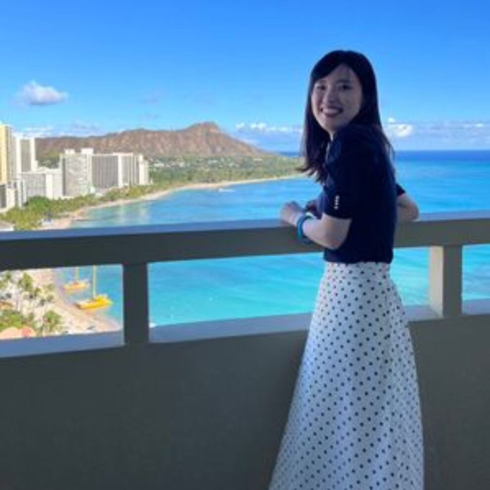 白ベージュ　シンプル　洋服　インスタグラム投稿　正方形