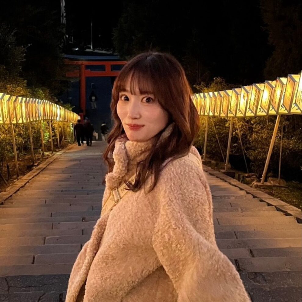 白ベージュ　シンプル　洋服　インスタグラム投稿　正方形