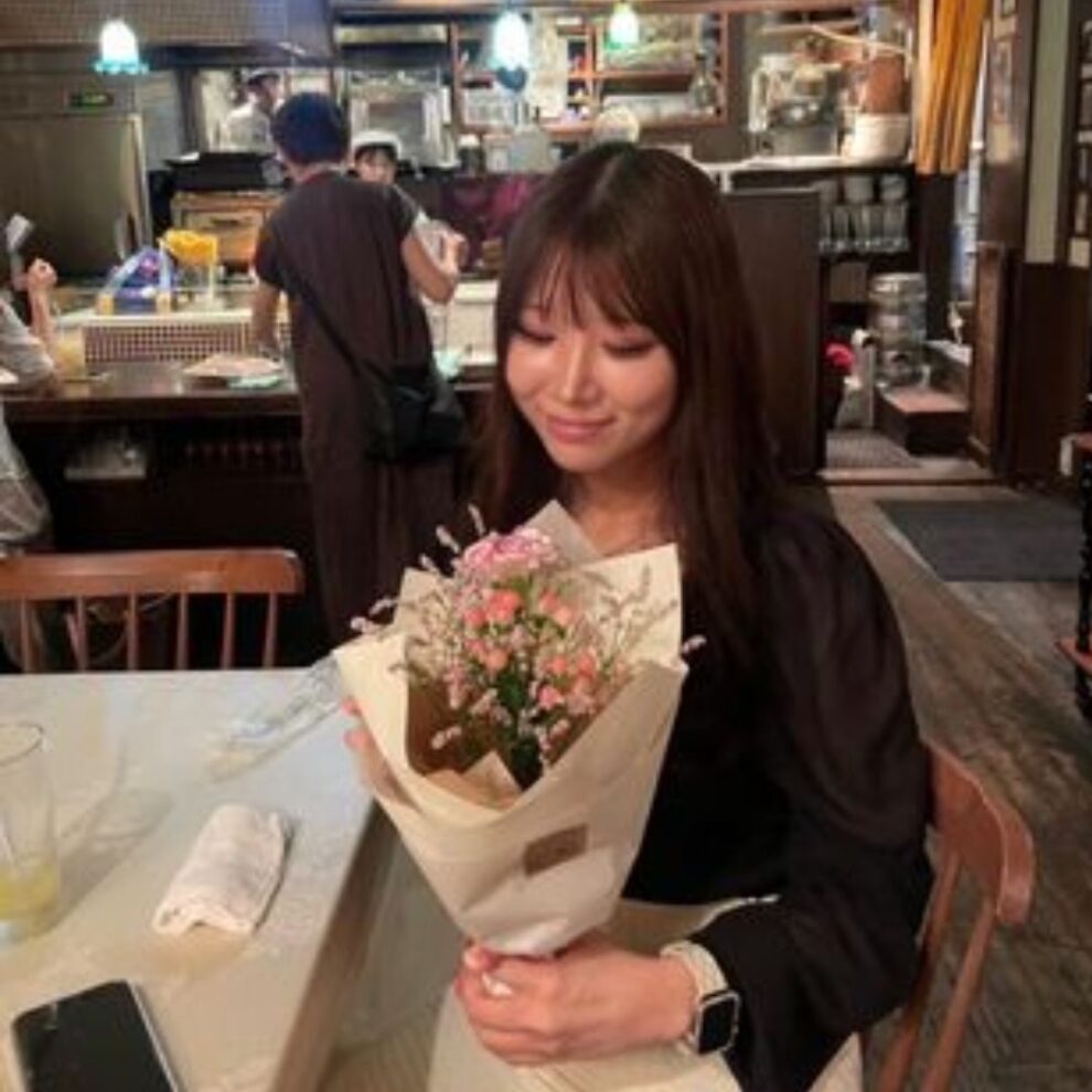 白ベージュ　シンプル　洋服　インスタグラム投稿　正方形